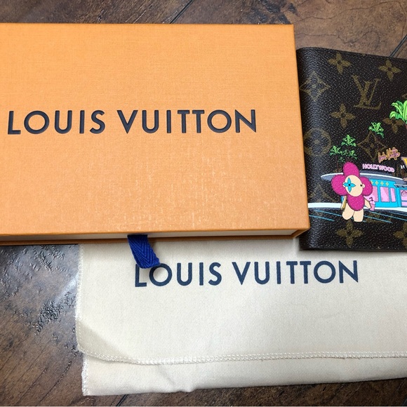 **SOLD**Louis Vuitton Passport cover - Picture 5 of 5